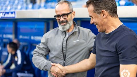 Cervera y Luis García se saludan antes del Alavés-Oviedo
