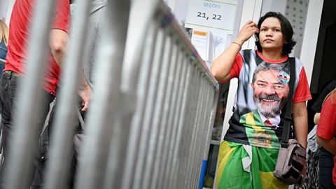 Una votante con un camiseta a favor de Lula espera para ejercer su derecho al voto.
