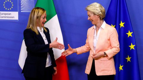 Meloni y Von der Leyen se saludan en la sede de la Comisión Europea, en Bruselas