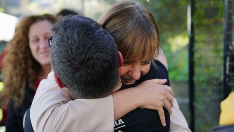 Covadonga Tomé abraza a un miembro de su candidatura tras imponerse en las primarias de Podemos Asturies