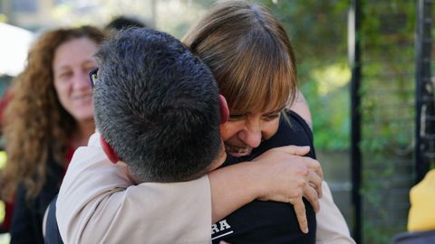 Covadonga Tom abraza a un miembro de su candidatura tras imponerse en las primarias de Podemos Asturies