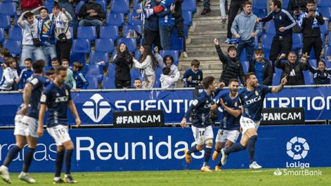 Los jugadores del Oviedo celebran el gol de Sergi Enrich al Granada