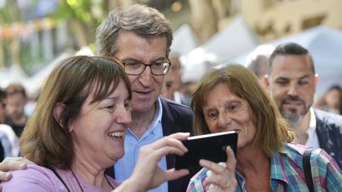 El presidente del PP, Alberto Núñez Feijoo, este domingo, haciéndose una foto con simpatizantes en Buenos Aires