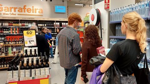 Clientes en un supermercado de Portugal