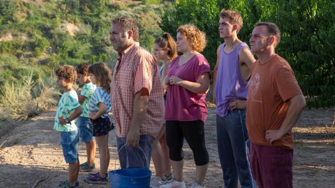 Los actores de «Alcarràs», en un fotograma de la película.