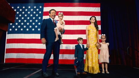 Ron DeSantis junto a su esposa Casey y sus hijos en la celebración de su reelección como gobernador de Florida.