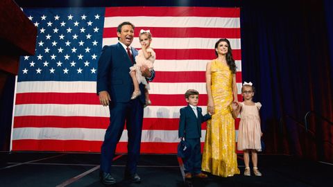 Ron DeSantis junto a su esposa Casey y sus hijosen la celebracin de sureeleccin como gobernador de Florida.