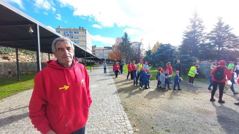 Manuel Lpez Eiriz (a la izquierda) expres la satisfaccin de los organizadores de la Andaina Escolar por haber recuperado esta jornada tras dos aos de suspensin
