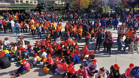 La muchedumbre reunida en el Parque dos Condes fue creciendo a medida que llegaban nuevos grupos de caminantes