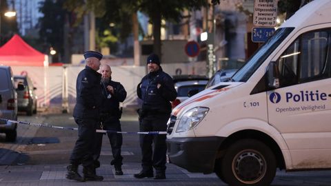 Policas en la escena del apualamiento mortal de un agente en Bruselas.