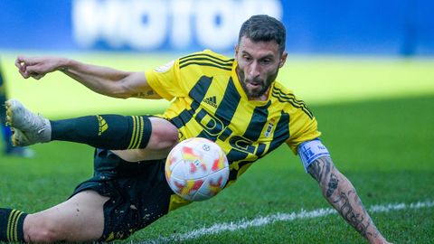Borja Bastón marcando el 0-1 a la Gimnástica