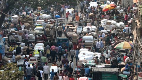 Imagen de una congestionada calle comercial de Nueva Delhi, en India, este 15 de noviembre