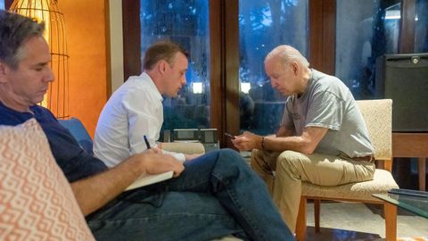 Joe Biden conversa en Bali (sede de la cumbre del G20) con el presidente polaco Duda (no aparece en la foto) por la crisis desatada tras el impacto de un misil en una aldea de la frontera de Polonia con Ucrania, territorio OTAN