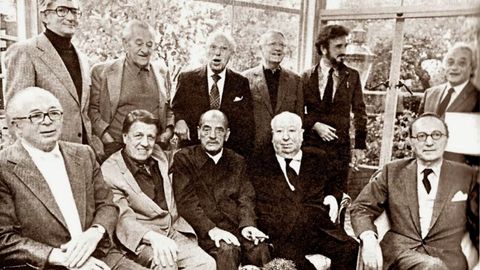 La fotos de los genios. De izquierda a derecha, de arriba a abajo: Robert Mulligan, William Wyler, George Cuckor, Robert Wise, Jean Claude Carriere (guionista), Serge Silberman (productor), Billy Wilder, George Stevens, Luis Buñuel, Alfred Hitchcock y Rouben Mamoulian. John Ford se fue antes.