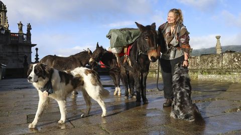Johanna Lungwitz, en el Obradoiro con las mulas Sam, Merlin y Totoro; y sus perros Temmi y Tari.