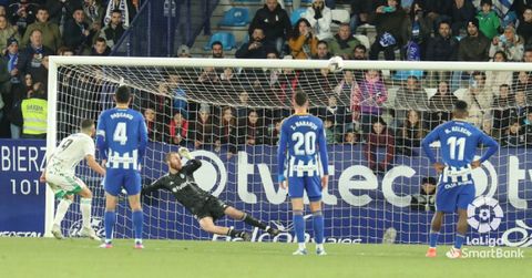 Borja Bastón falla el penalti en el Ponferradina-Real Oviedo