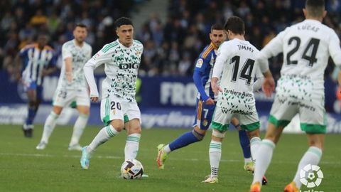 Hugo Rama da un pase durante el Ponferradina-Real Oviedo