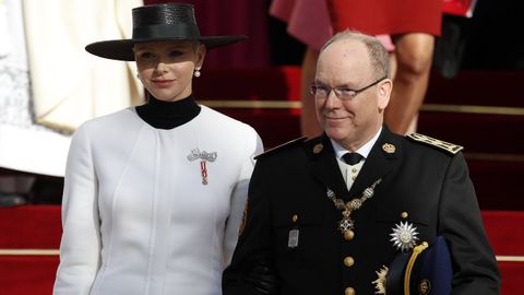 La princesa Charlene y el príncipe Alberto saliendo de la Catedral de Mónaco al terminar las celebraciones.