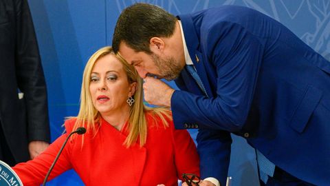 Salvini susurra al oído a Meloni, durante la presentación de los presupuestos.