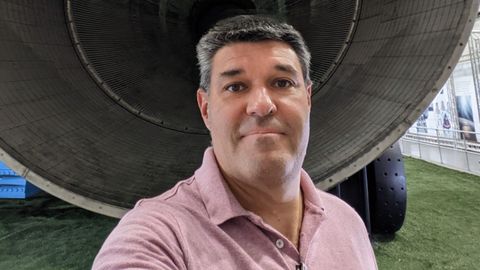 El ingeniero industrial Arturo Fernández frente a un motor de un cohete Saturn V