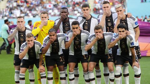 Los jugadores de Alemania, antes del inicio del partido contra Japón