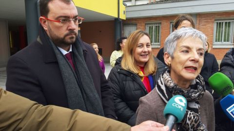 La directora del colegio público Laviada de Gijón, Ana Romero, atiende a los medios de comunicación momentos antes de la visita al centro del presidente del Principado, Adrián Barbón, y la consejera de Educación, Lydia Espina
