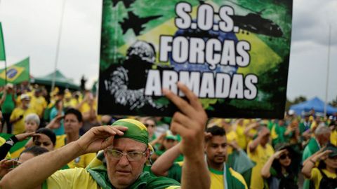 Un seguidor de Bolsonaro, reclamando la intervención de las Fuerzas Armadas durante una protesta en Brasilia el pasado día 7