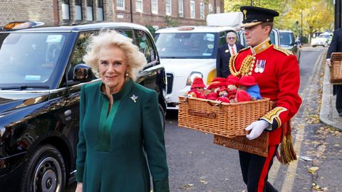 La reina Camilla hace entrega de un millar de osos Paddington