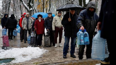 Residentes en Kiev hacen cola para coger agua tras los daños sufridos por las infraestructuras por los ataques rusos