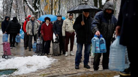 Residentes en Kiev hacen cola para coger agua tras los daos sufridos por las infraestructuras por los ataques rusos