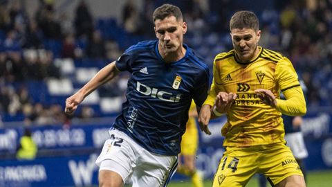 Dani Calvo disputa un balón ante Pinchi durante el Oviedo-Mirandés