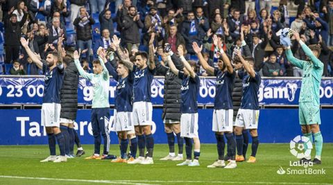 Los jugadores del Oviedo saludan a la afición tras el triunfo ante el Mirandés