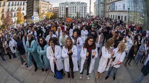Cientos de sanitarios asisten a una concentración convocada por el sindicato Amyts en apoyo de la huelga de médicos y pediatras en toda la Atención Primaria de Madrid.
