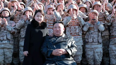 El lder norcoreano, Kim Jong-un, junto a su hija