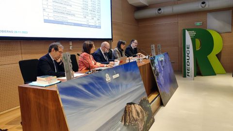 El secretario de Cogersa, Rafael Fueyo; la gerente de Cogersa, Paz Orviz; el vicepresidente y consejero de Administración Autonómica, Medio Ambiente y Cambio Climático, Juan Cofiño; la viceconsejera de Medio Ambiente y Cambio Climático, Nieves Roqueñí, y el interventor del consorcio, Enrique Céspedes.