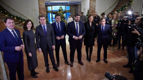 Alberto Núñez Feijoo, ayer, junto a la presidenta madrileña, Isabel Díaz Ayuso, el de Castilla y León, Alfonso Fernández Mañueco, y el de Murcia Fernando López Miras, y el alcalde de Madrid, José Luis Martínez Almeida, antes de la conferencia del presidente del PP de la Comunidad Valenciana, Carlos Mazón.