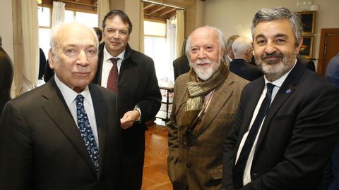De izquierda a derecha: el presidente de Industrias Lácteas Asturianas, Francisco Rodríguez; el director general de Central Lechera Asturiana, Francisco San Martín; el arquitecto Emilio Llano, y el consejero de Medio Rural de Asturias, Alejandro Calvo.