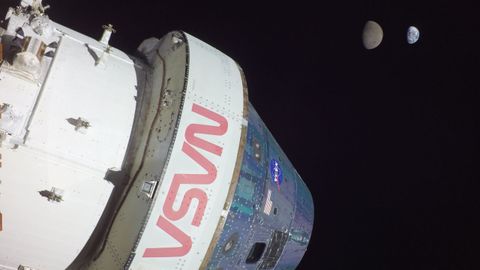 La capsula Orin, en primer plano, y la Luna y la Tierra
