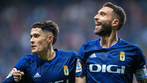 Hugo Rama y Borja Bastón celebran el gol del Oviedo al Mirandés
