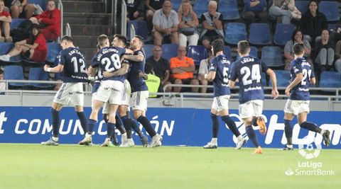 Los jugadores del Oviedo, con Costas abrazándose a Bretones y Bastón, celebran el 0-1 del Oviedo en Tenerife
