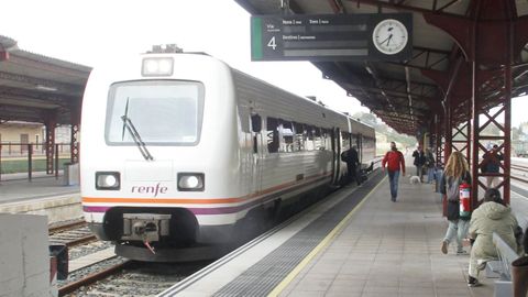 Tren en la estacin de Ferrol (archivo)