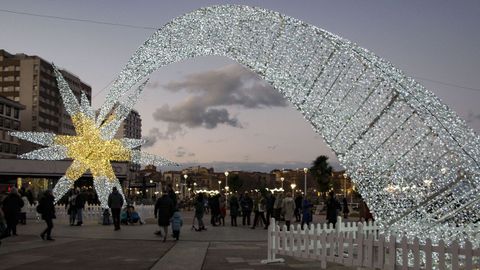  Una estrella fugaz de 22 metros de largo luce en la explanada del Naútico, junto a la playa de San Lorenzo, en Gijón, Asturias.