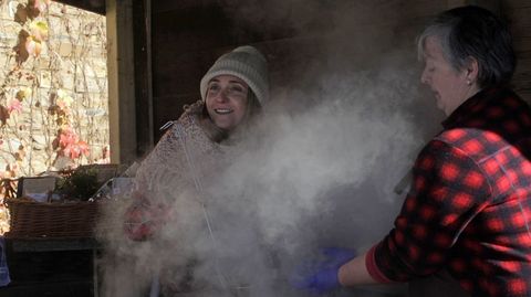 Lucía Freitas entre el vapor de la olla en la que se cocían 70 kilos de castañas