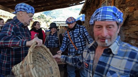 Tres vecinos, preparados para sacudir las castaas y dejarlas listas para comer