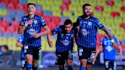 Leonardo Sequeira, a la izquierda, celebra un gol con Querétaro
