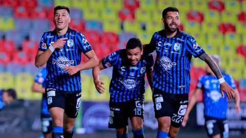 Leonardo Sequeira, a la izquierda, celebra un gol con Quertaro