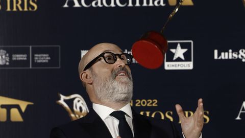Javier Cmara juega con el premio a mejor actor que recibi por Rapa en los Premios Iris 2022