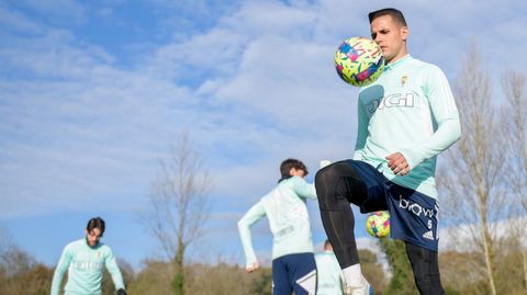 Luismi controla un balón en El Requexón