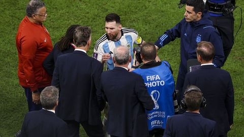 Messi se encara con Van Gaal durante el partido