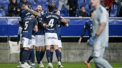 Los jugadores del Oviedo celebran un gol en el partido ante el Mirandés